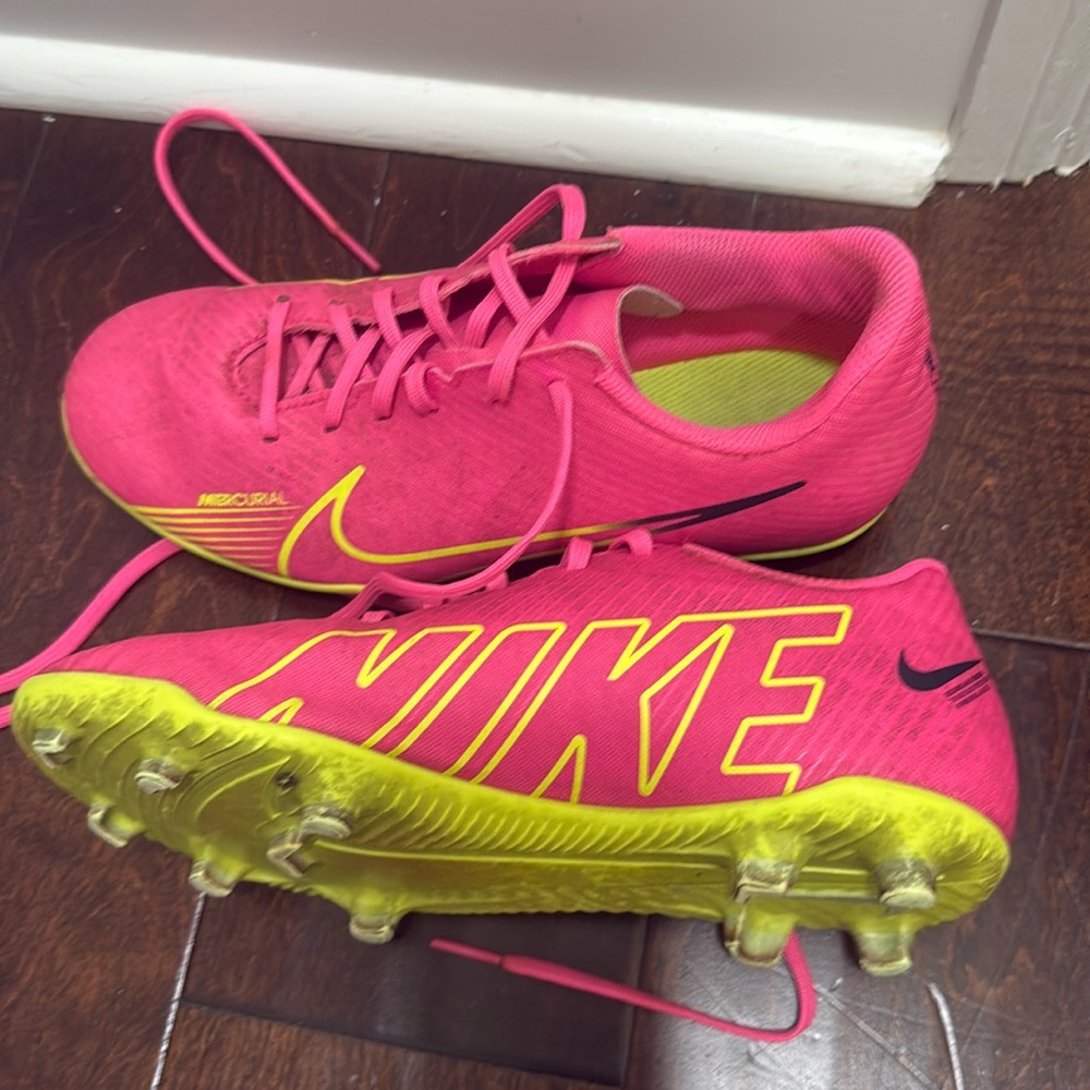 Girls Nike Mercurial Pink Soccer Cleats Size 6 Y
